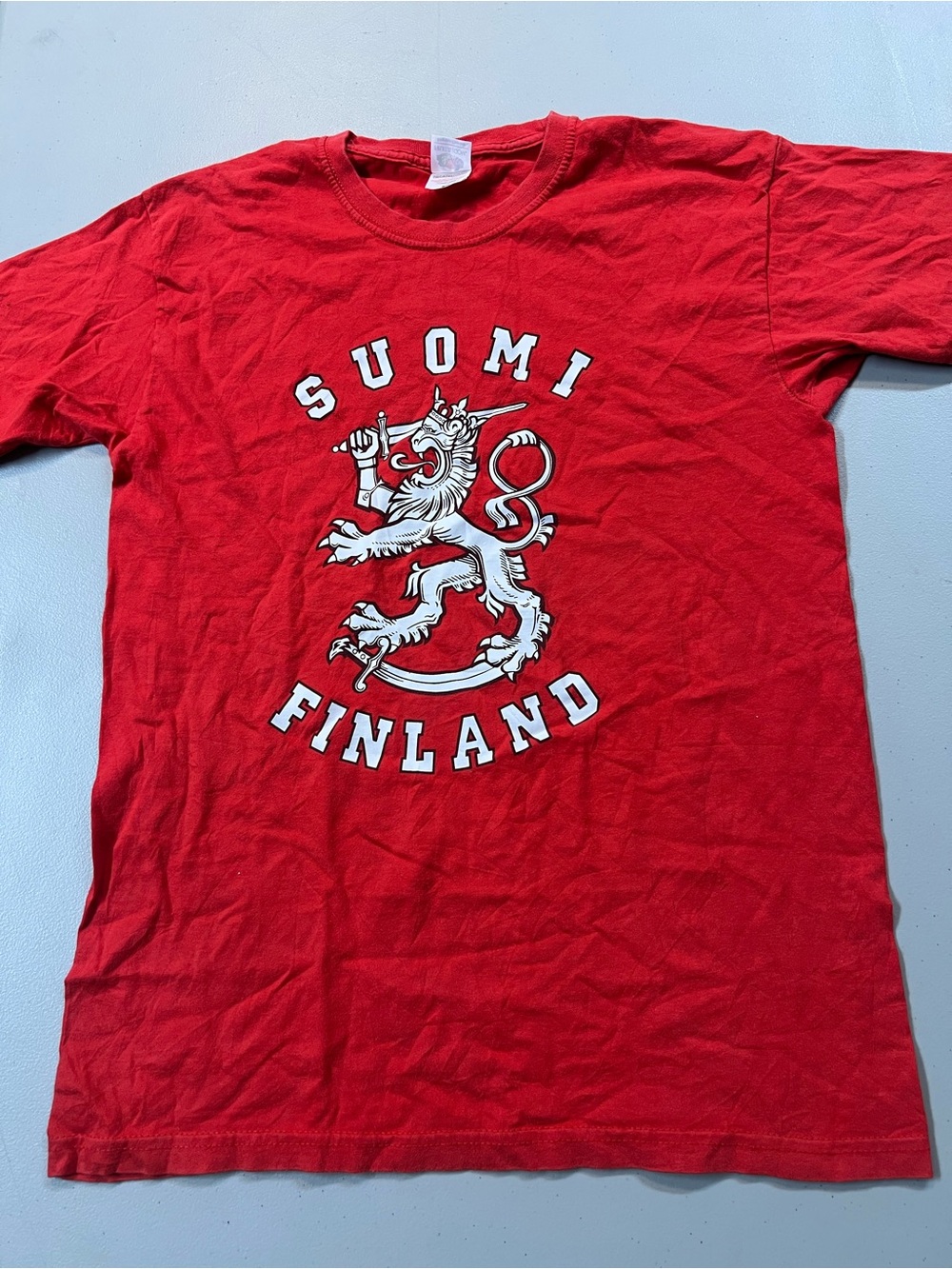 Finland Suomi Graphic T-Shirt Red Lion Crest 100% Cotton Size Medium